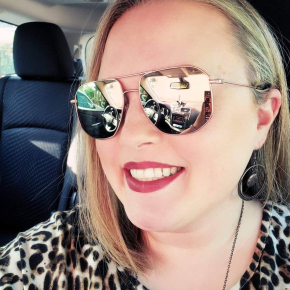 Meet your Posher, Laura - Picture 1 of 1